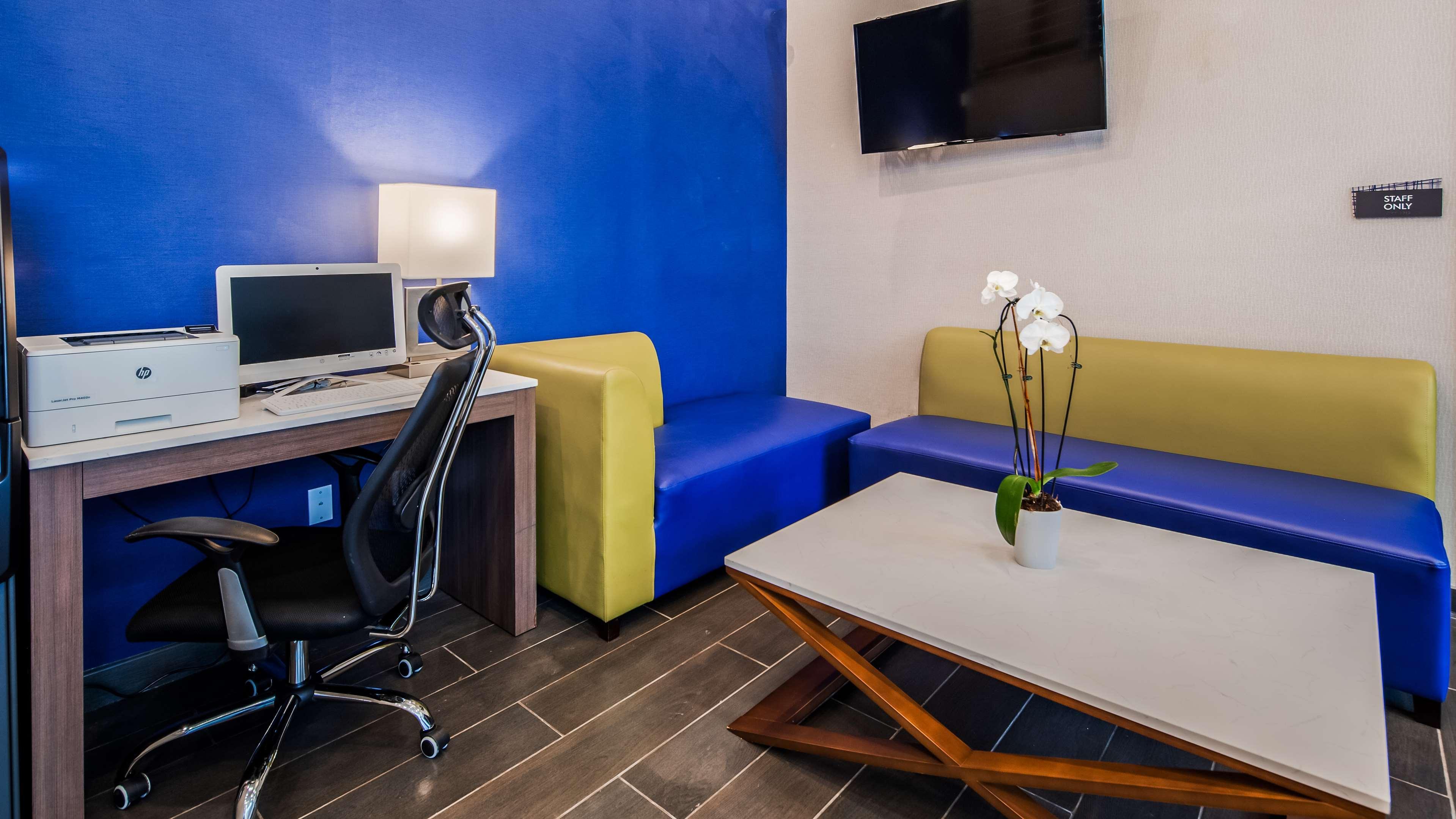Best Western Plus Stadium Inn New York Exteriör bild