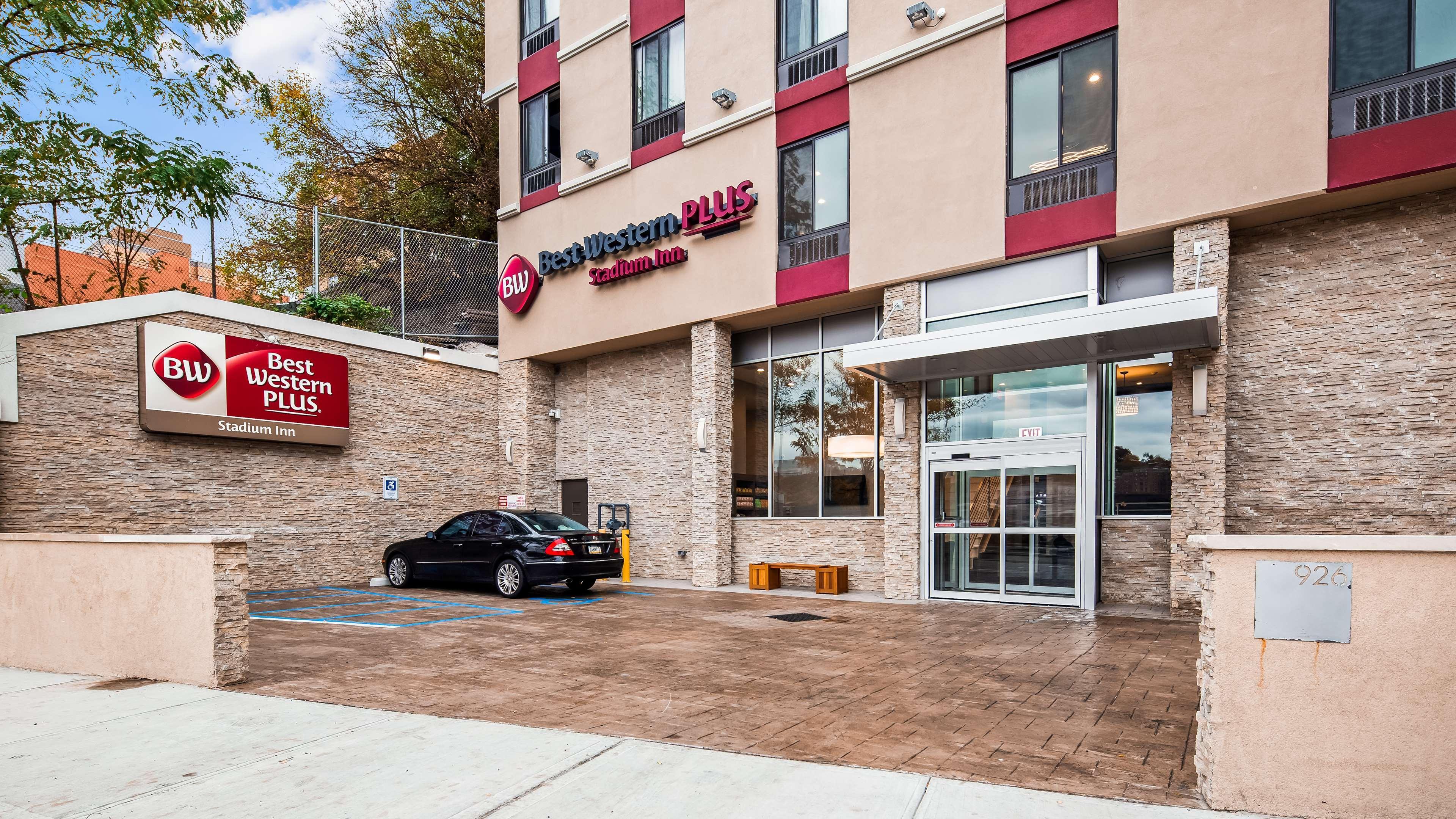 Best Western Plus Stadium Inn New York Exteriör bild
