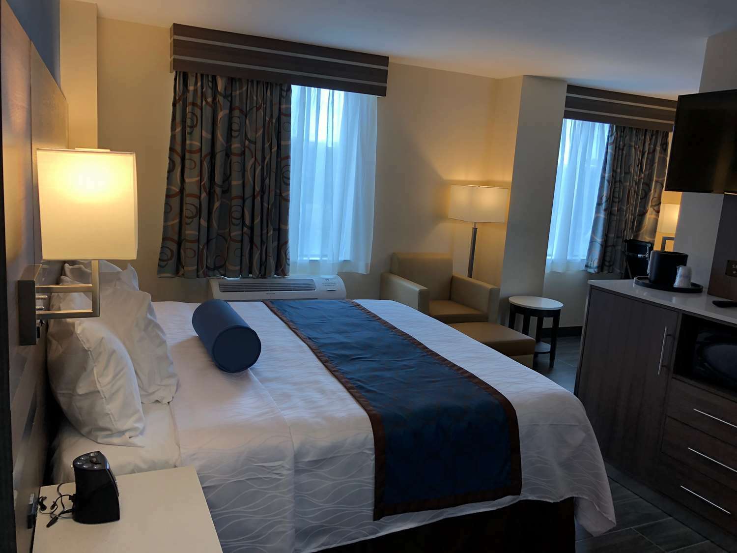 Best Western Plus Stadium Inn New York Exteriör bild